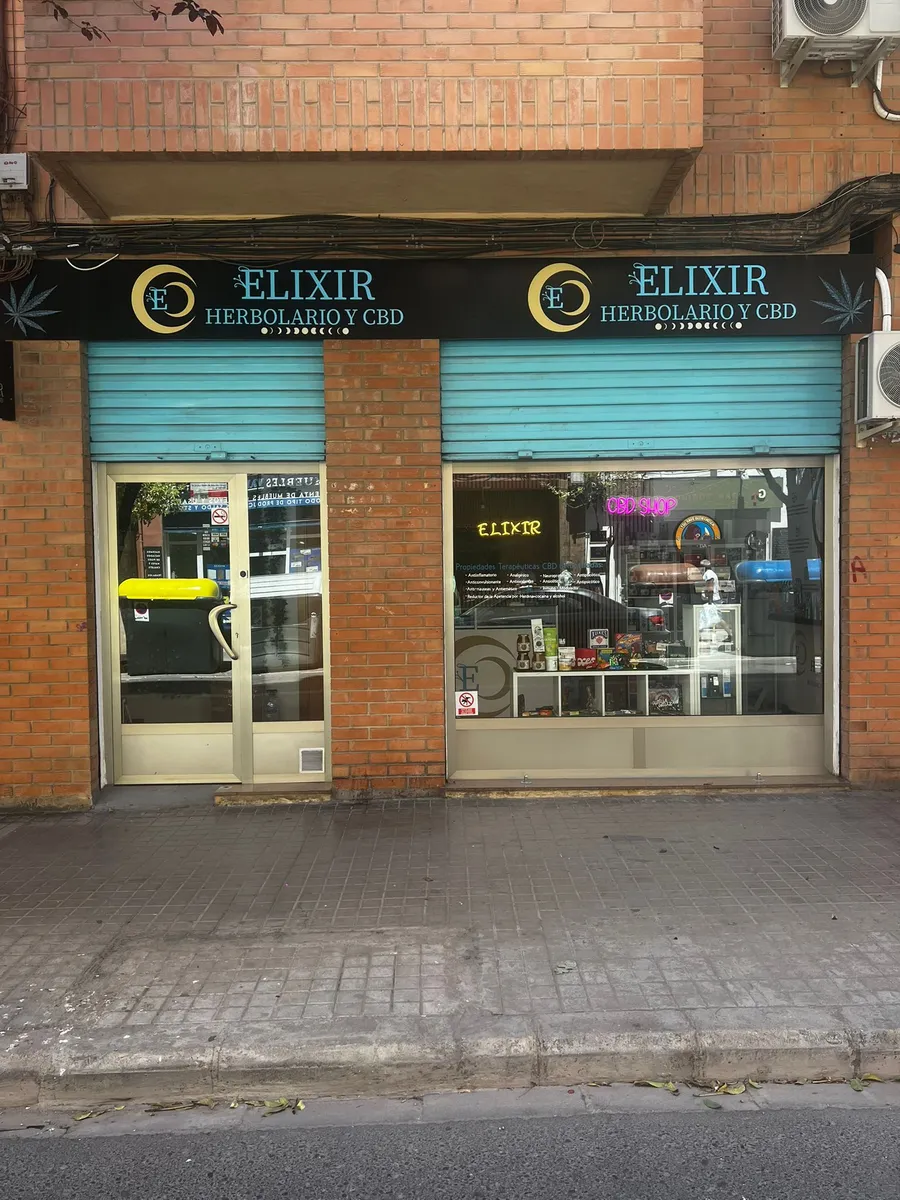 Tienda física Elixir Herbolario y CBD - Escaparate